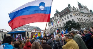 La Slovenia vara un piano per evitare il salvataggio europeo: prevista la privatizzazione di molte aziende attualmente pubbliche, probabile l'introduzione di altre tasse sui salari