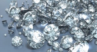 L'industria dei diamanti è in crisi, anche se in queste settimane si assisterebbe a un accenno di ripresa. Ma i gusti dei giovani sono cambiati, servono campagne pubblicitarie diverse. 