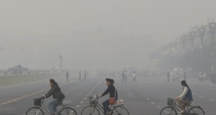L'allarme smog in Cina ha fermato i voli da e verso Pechino, in questi giorni. Il carbone rappresenta ancora il 60% della produzione di energia nella seconda economia del pianeta.