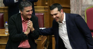 La Grecia ottiene nuovi aiuti dalla Troika, ma dovrà tagliare le pensioni e aumentare le tasse con minori detrazioni. Ma il governo Tsipras sta per ottenere la ristrutturazione dell'immenso debito pubblico ellenico.