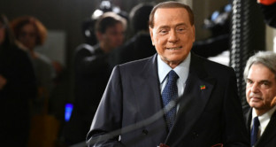 La doppia moneta proposta da Silvio Berlusconi è una boutade estiva, che non porterà a niente. Eppure, i mercati potrebbero averla già presa sul serio.