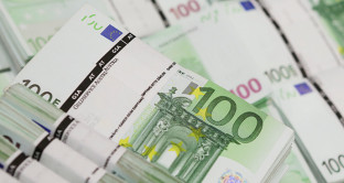 Euro debole, a causa delle tensioni politiche tornate in auge nell'unione monetaria, oltre che per le novità fiscali negli USA. 