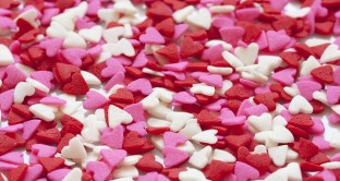 Auguri San Valentino 2017: aforismi e frasi celebri, romantiche e spiritose da dedicare al fidanzato/a per il 14 febbraio. 