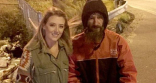 Un senzatetto regala gli ultimi 20 dollari ad una giovane in difficoltà che per ripagarlo raccoglie per lui 114mila dollari. 