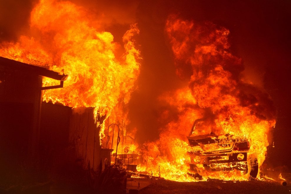 L'Italia brucia sempre di più, soprattutto al Sud e in Campania: ecco chi ci guadagna e guadagnerà con l'emergenza incendi. Benvenuti nel Bel Paese.