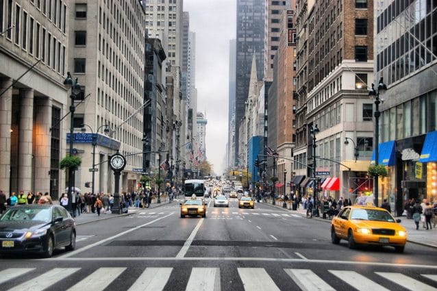 Dalla 57esima Strada di New York a South Ocean Boulevard a Palm Beach, le strade più costose al mondo dove vengono acquistati immobili di lusso.