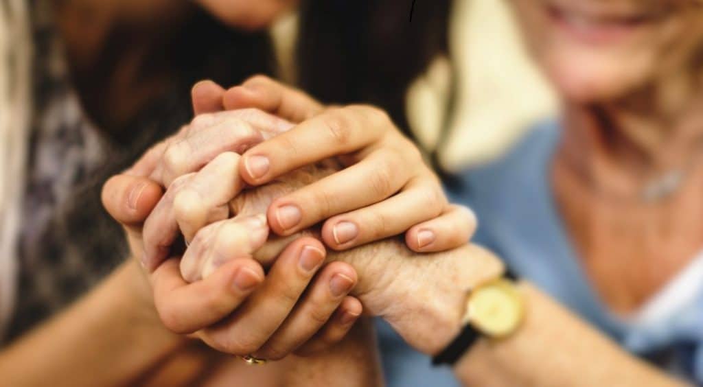 Badanti e colf, ecco i nuovi stipendi, tabelle e cifre che le famiglie devono rispettare