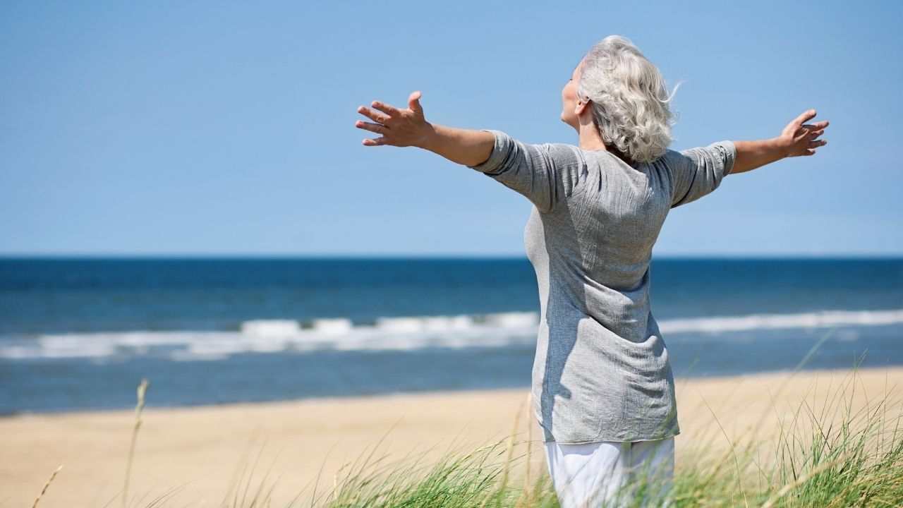 Ricevere una pensione prima o prendere una pensione più alta, ecco la guida alla scelta migliore per le lavoratrici del sistema contributivo.