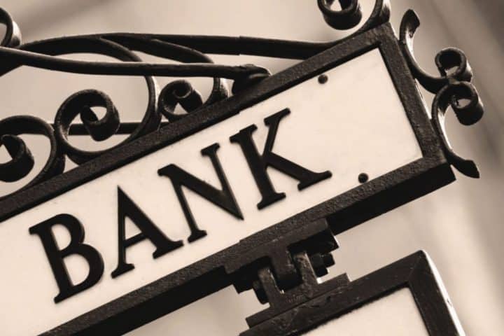 Titoli bancari travolti dai dazi in borsa