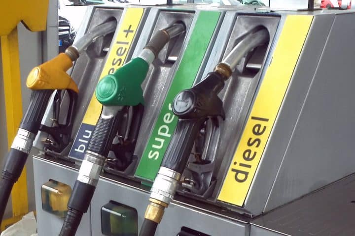 Prezzo benzina a 3 euro, il pericolo c'è