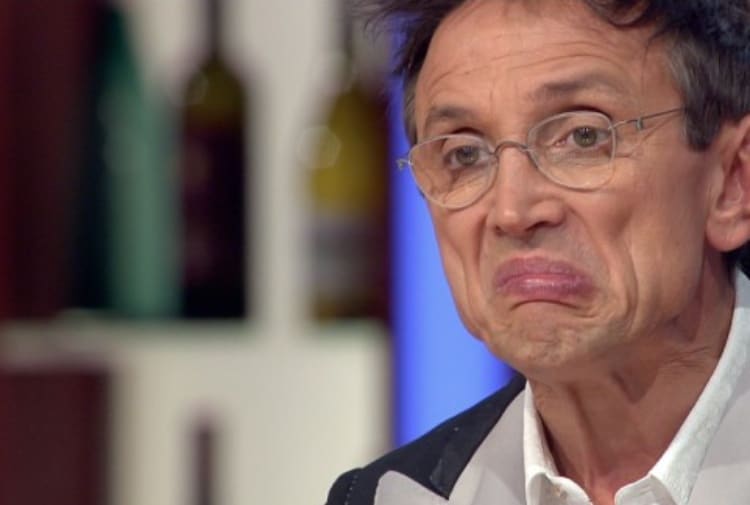 La truffa del bonifico automatico ha tra le vittime anche il famoso giudice di Masterchef: ecco come funziona.