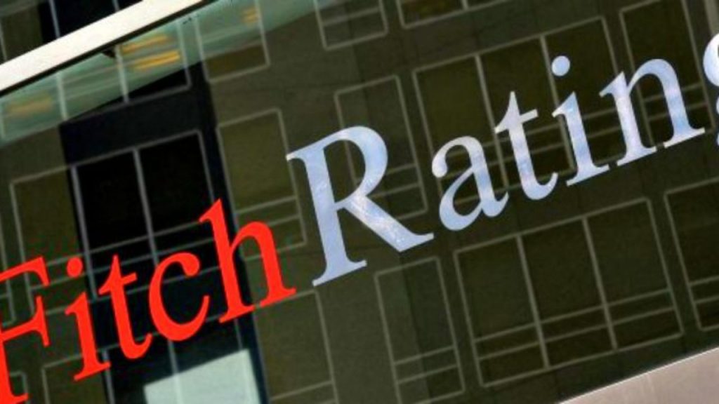 L'agenzia ha tagliato il rating sovrano italiano a un solo gradino sopra il livello 