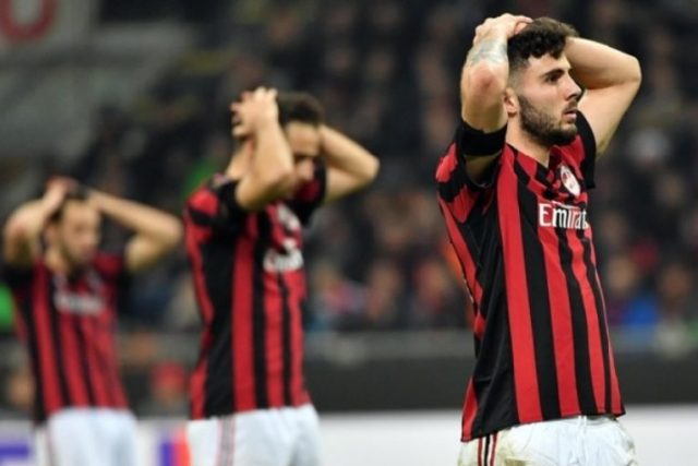 Il Milan rischierebbe l'esclusione dall'Europa League come massima sanzione UEFA. Il club rossonero potrebbe rimanere vittima di tensioni nel calcio internazionale. E il calcio italiano vive un momento nero.