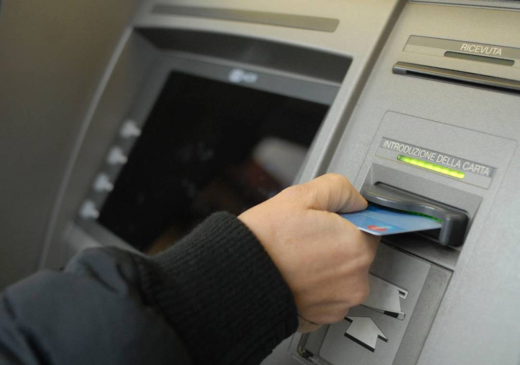 Prelevare i soldi al bancomat è un’operazione assolutamente semplice ed all’ordine del giorno. Tuttavia, potrebbe rivelarsi fatale se fatta in un determinato giorno della settimana. Ecco cosa hanno scoperto.