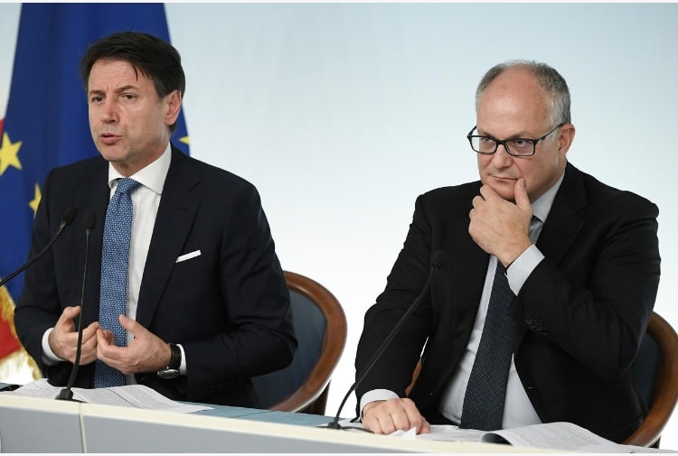 Pagamenti in contante solo fino a 2.000 euro dall'anno prossimo, mentre dal 2022 saranno possibili fino a 1.000 euro, come prima del governo Renzi. La misura non serve a lottare l'evasione fiscale, ma a preparare gli italiani alla fine del cash.