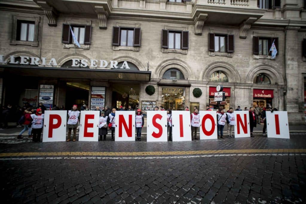 Dal 2027 potrebbero salire i requisiti per le pensioni, ma non sarà l'età, forse i 20 anni di contributi diventano pochi.