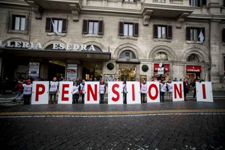 Dal 2027 potrebbero salire i requisiti per le pensioni, ma non sarà l'età, forse i 20 anni di contributi diventano pochi.