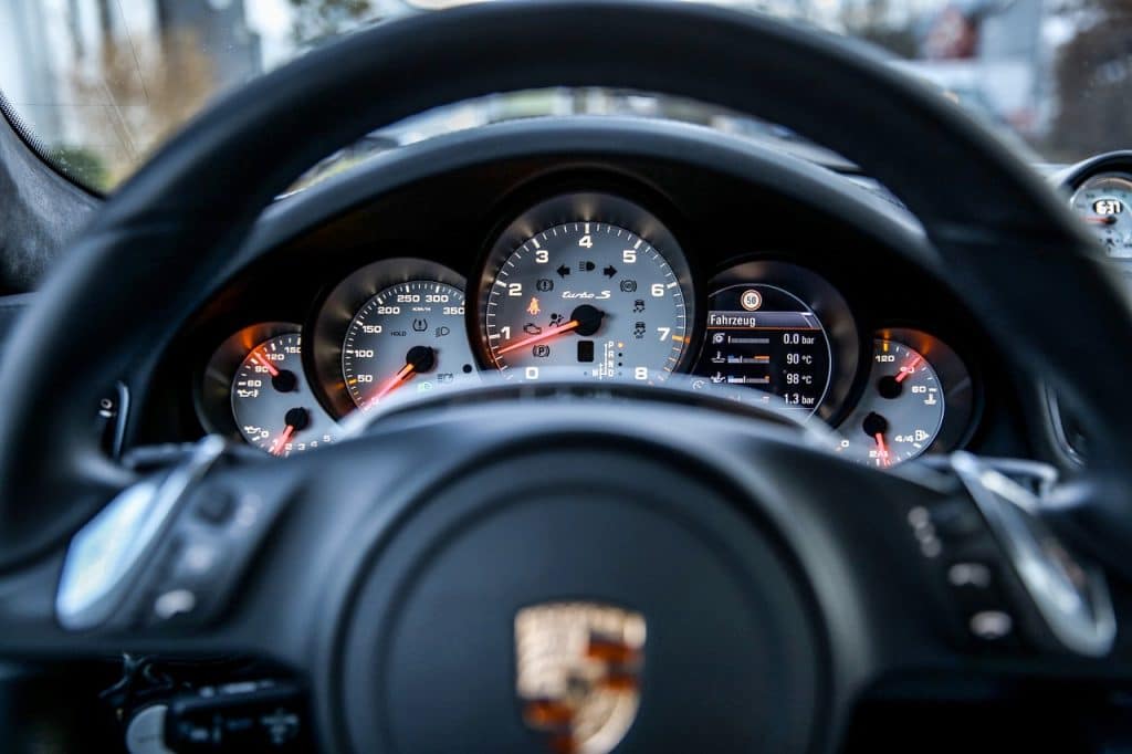 La vicenda dell'azienda di Monza in crisi, 400 lavoratori senza stipendi e la commissaria che si regala un'auto di lusso postandola su Facebook.