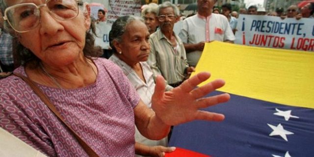 Il Venezuela è alla frutta e adesso il governo cerca di pagare i pensionati con certificati legati all'oro, nonostante la banca centrale di lingotti ne possegga ormai pochi. E il bolivar continua a crollare sul mercato nero.