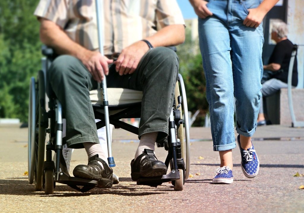 A 67 anni si possono prendere la pensione di vecchiaia o l'assegno sociale insieme alla pensione di invalidità civile o all'assegno?