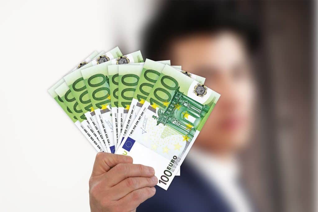 Euro ai massimi contro il dollaro da 3 mesi