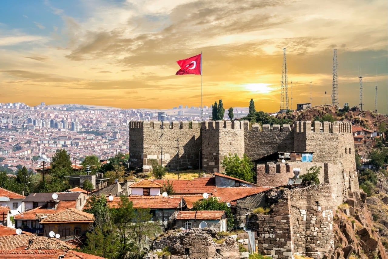 La Turchia rialza i tassi per difendere la lira